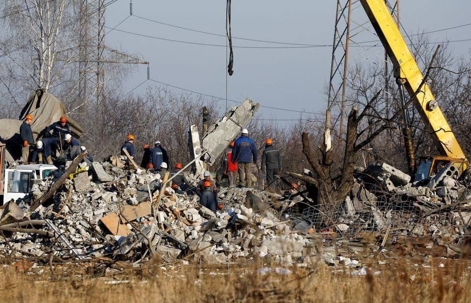 Разбор завалов ПТУ №19 в Макеевке после обстрела 