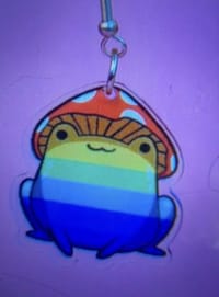 Фото экрана телефона, где изображена серьга девушки.