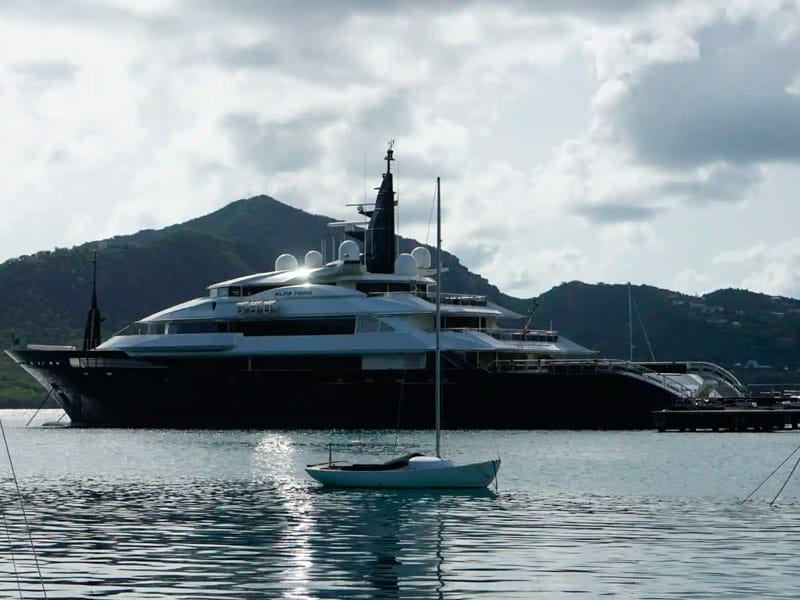 Яхты, связанные с российскими бизнесменами, отключают устройства для отслеживания местоположения, чтобы избежать ареста из-за санкций 