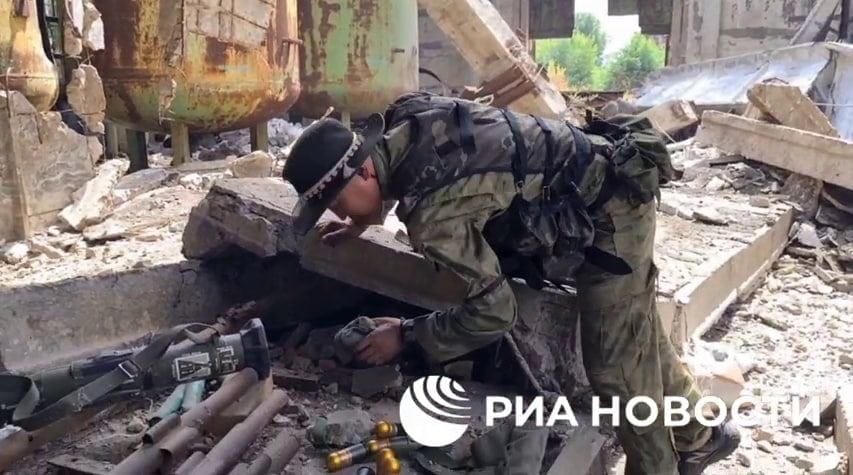 Участника видео, на котором украинскому пленному отрезают гениталии, опознали по репортажу РИА «Новости»