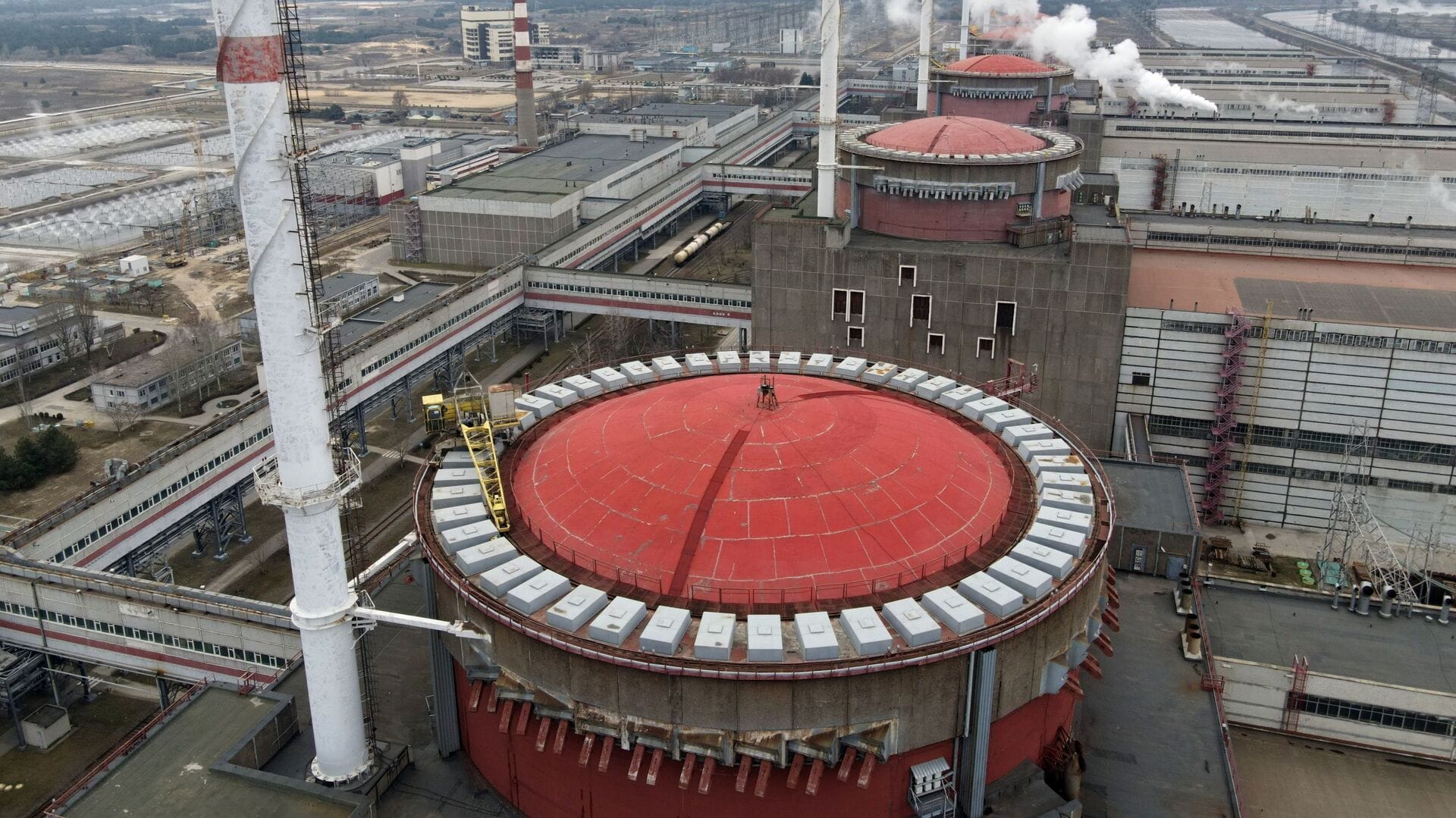 Запорожская АЭС впервые в истории полностью отключилась от энергосети. Россия может использовать это для подключения станции к Крыму