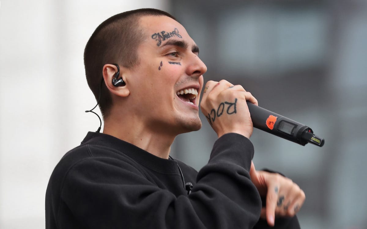 До 30% российских артистов покинули страну или прекратили выступления после начала войны — «Ъ»