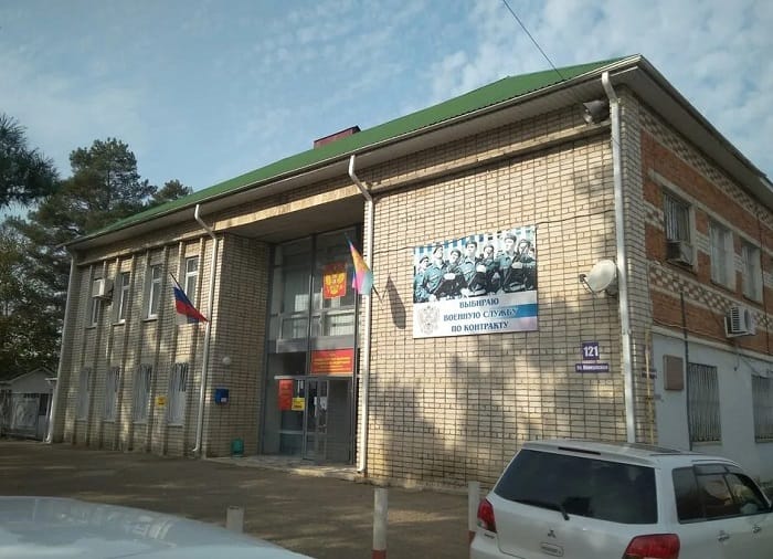 «Кто-то не хочет воевать». В Иркутской области подожгли военкомат. Видео