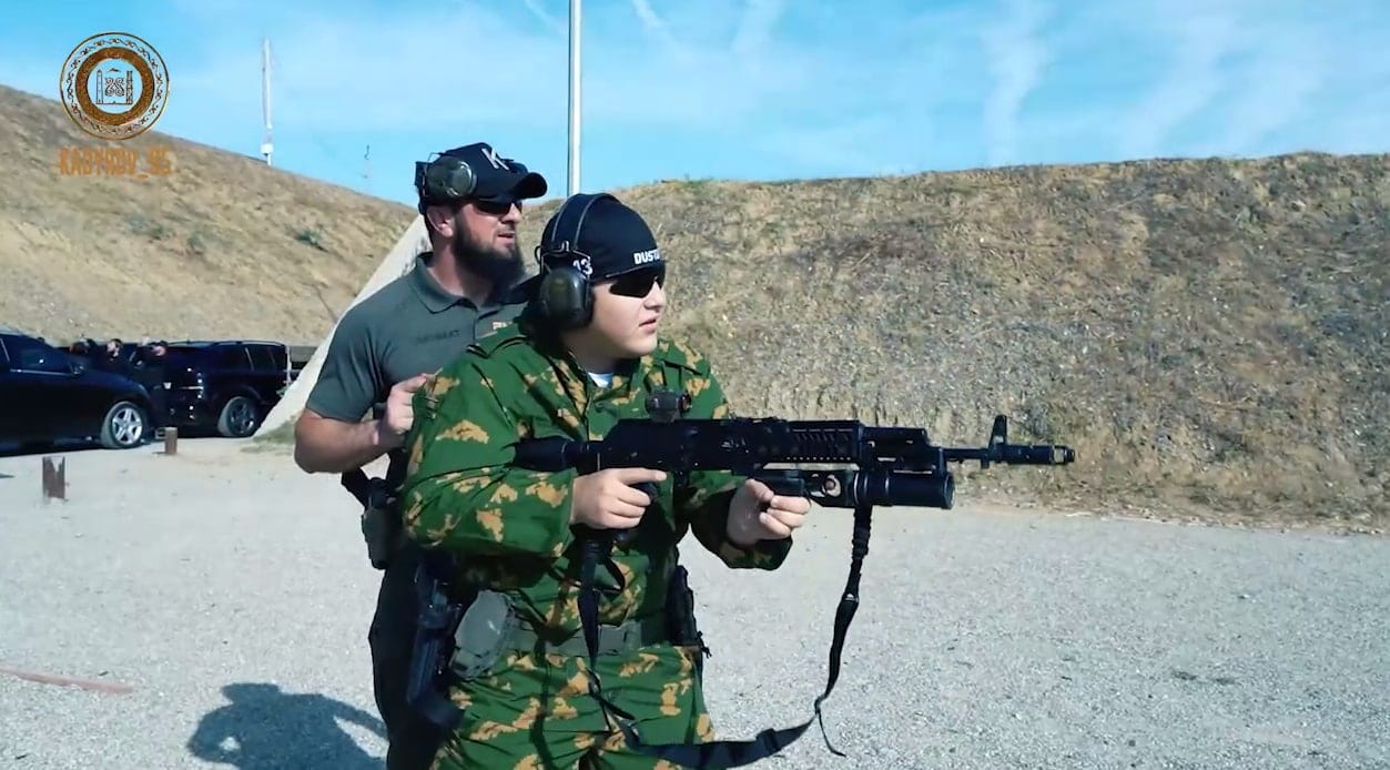Несовершеннолетние сыновья Кадырова приехали в Мариуполь с оружием. Видео