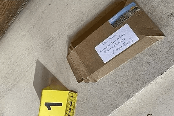 В Испании рассылают конверты с бомбами. Их получили премьер, минобороны и спутниковый центр, который работает с ВСУ