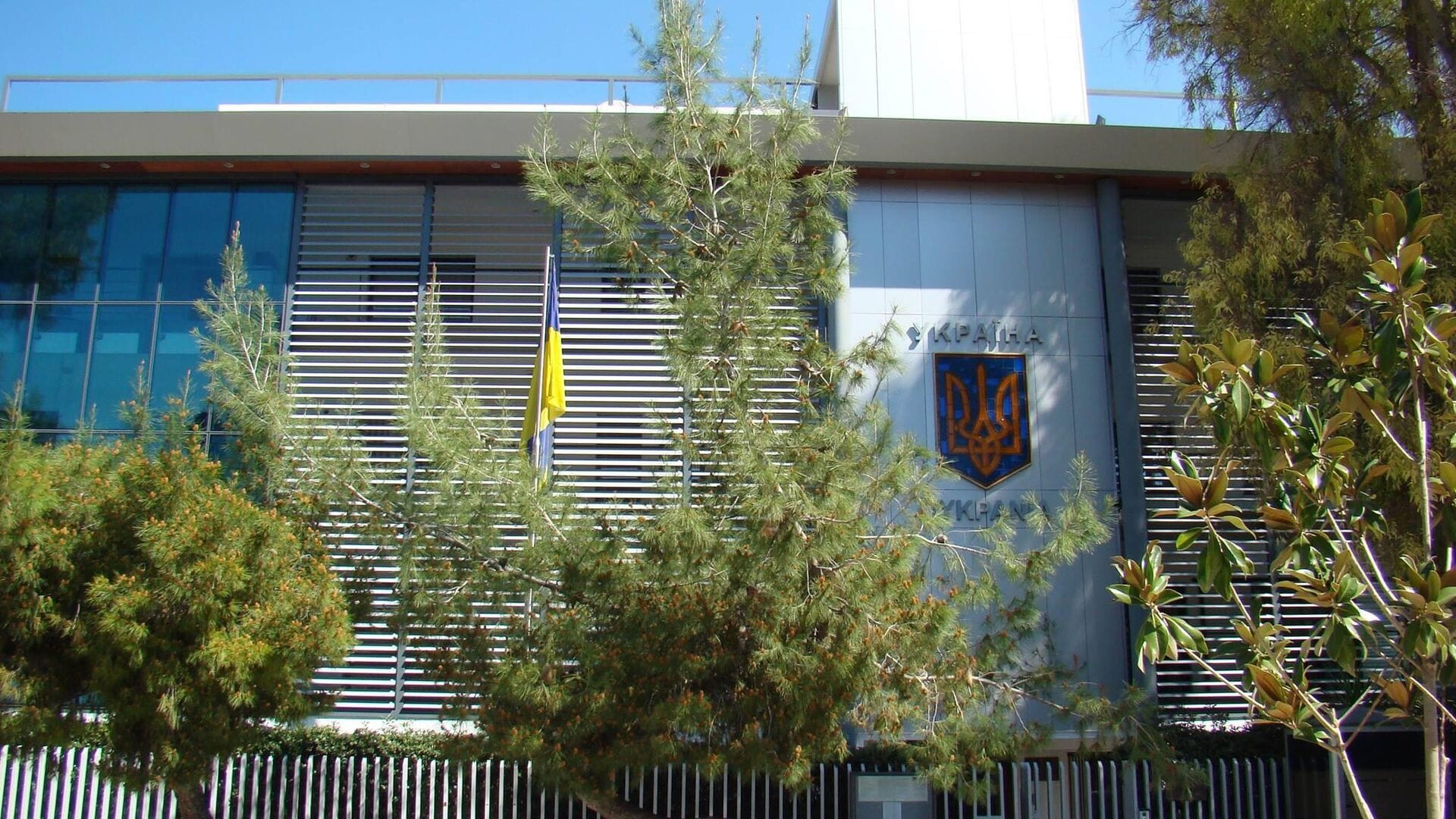 В посольство Украины в Греции прислали окровавленный пакет, адресантом снова указан салон Tesla в Германии