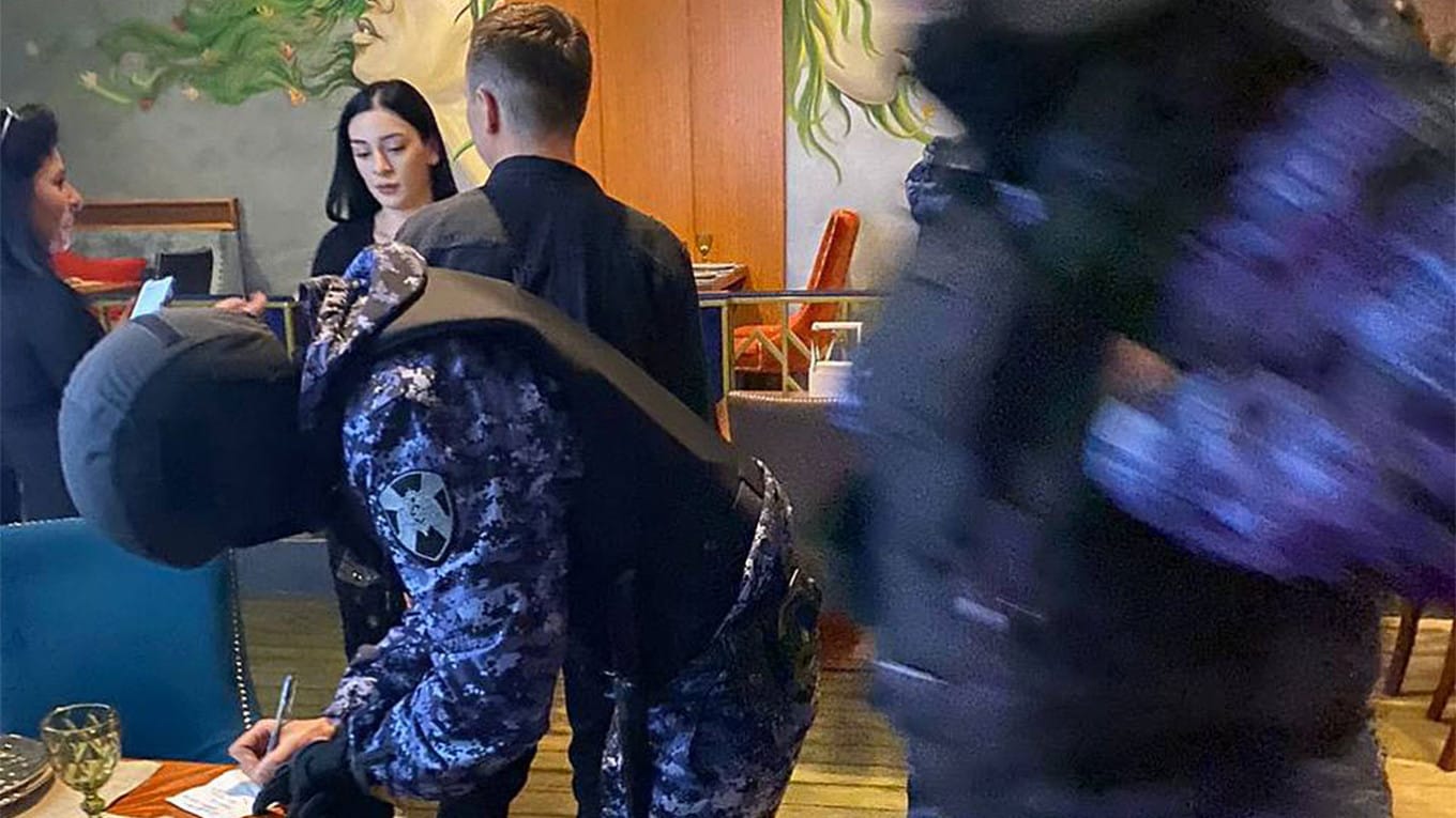 В Краснодаре семейную пару задержали в ресторане за антивоенные высказывания в личной беседе. На них донес один из посетителей