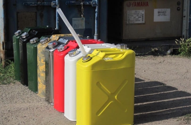 Страны Балтии и Финляндия запретили ввозить нефтепродукты из России в канистрах