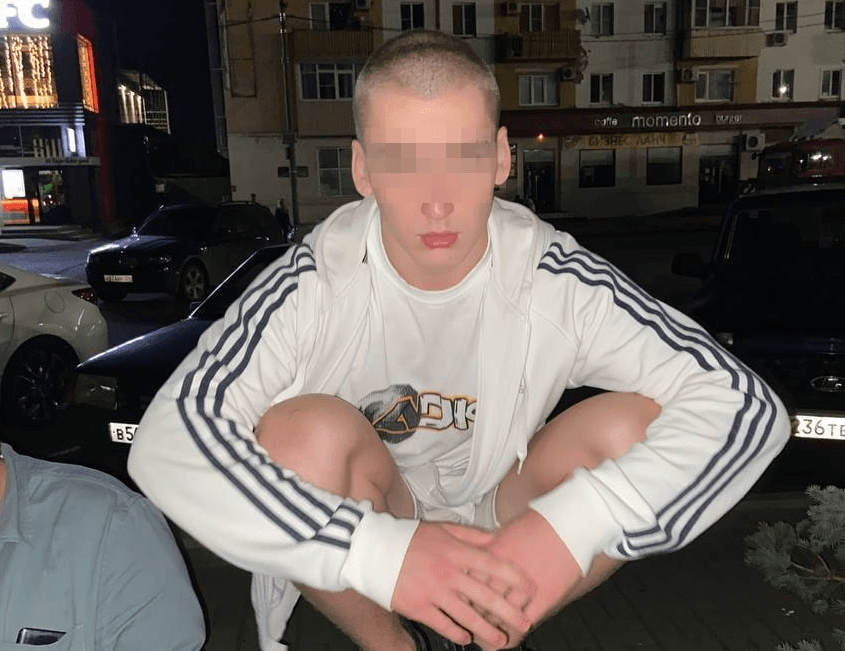 18-летнего жителя Краснодарского края обвинили в диверсии на железной дороге и поджоге «патриотического» баннера — Baza