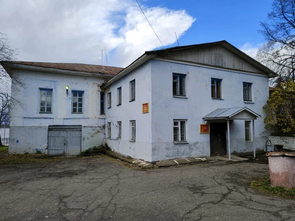 Жителя Углича приговорили к 8 годам колонии за попытку поджога военкомата 