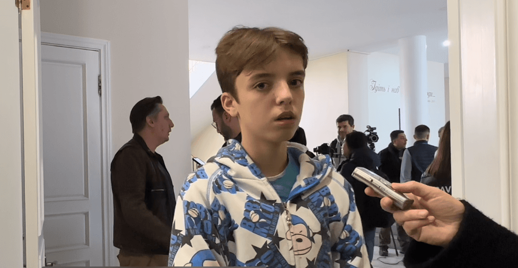 «Били железной палкой, держали в подвале». Украинские дети рассказали, как их удерживали в российских лагерях