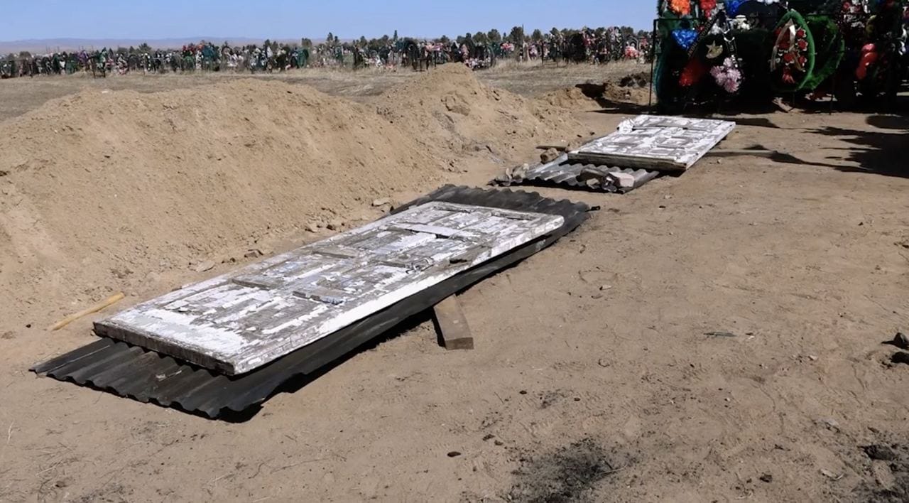 В Забайкалье вдовы погибших в Украине военных просят замостить дорогу к могилам. Сейчас она выложена старыми деревянными дверьми