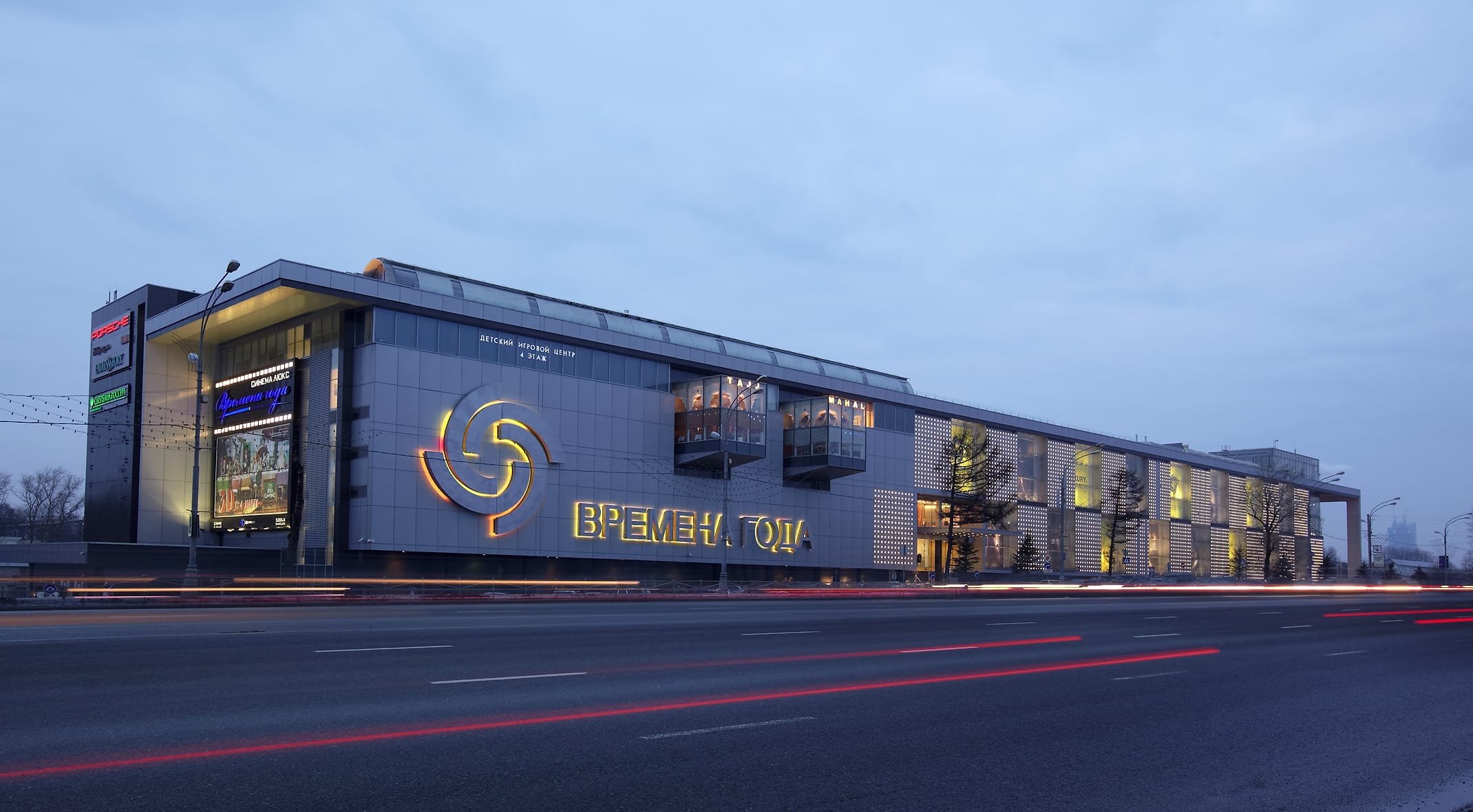 В ТЦ «Времена года» на Кутузовском проспекте  в Москве прорвало трубу с горячей водой. От ожогов пострадало уже 70 человек