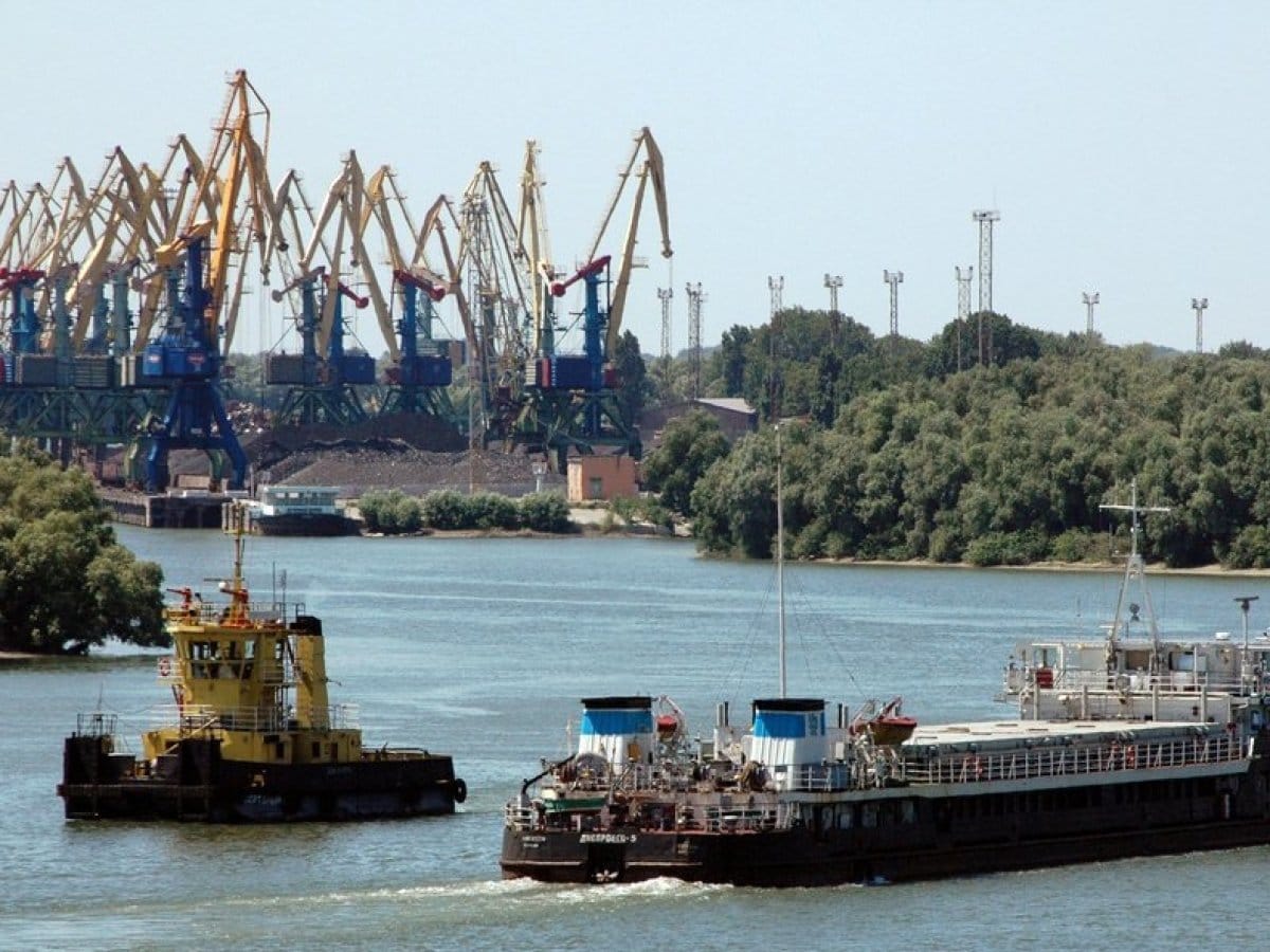 Российские войска атаковали дронами Одесскую область. Разрушен ангар с зерном, пострадали шесть сотрудников порта