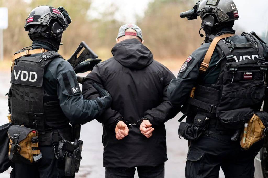 В Латвии задержали таксиста, подозреваемого в шпионаже в пользу России