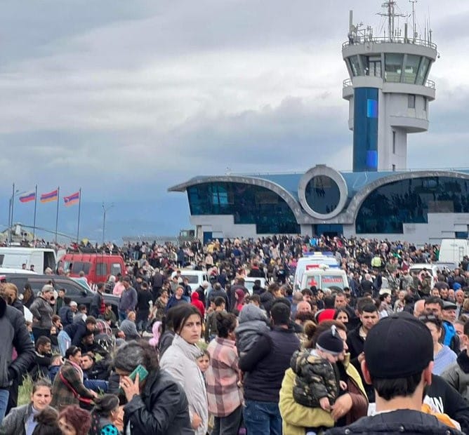 «Медуза»: Кремль разослал российским СМИ методички о том, как освещать нападение Азербайджана на Карабах. Винить советуют Армению и Запад