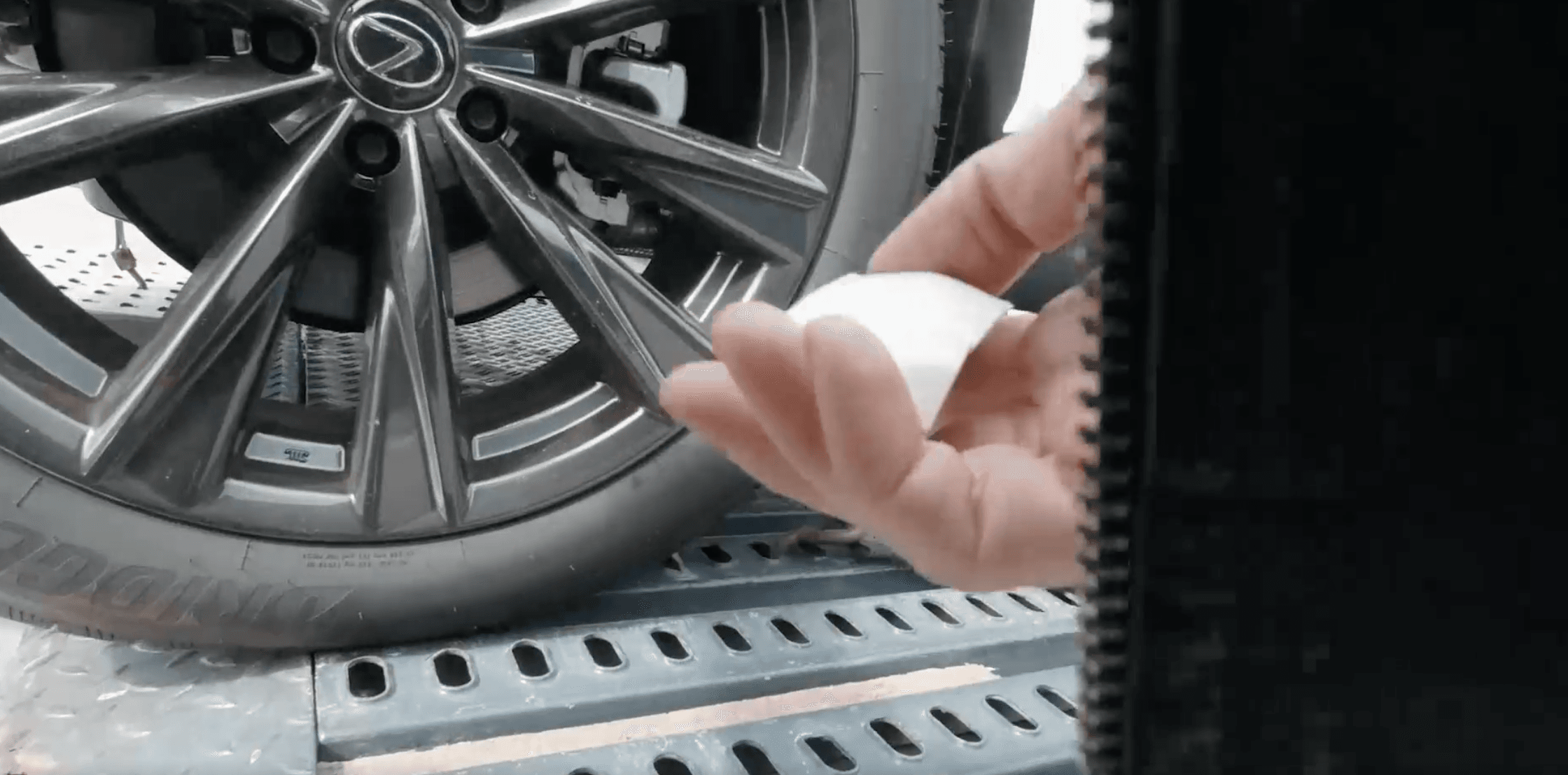 Журналисты выяснили, как люксовые автомобили вывозят из Финляндии в Россию, установив на них радиомаяки