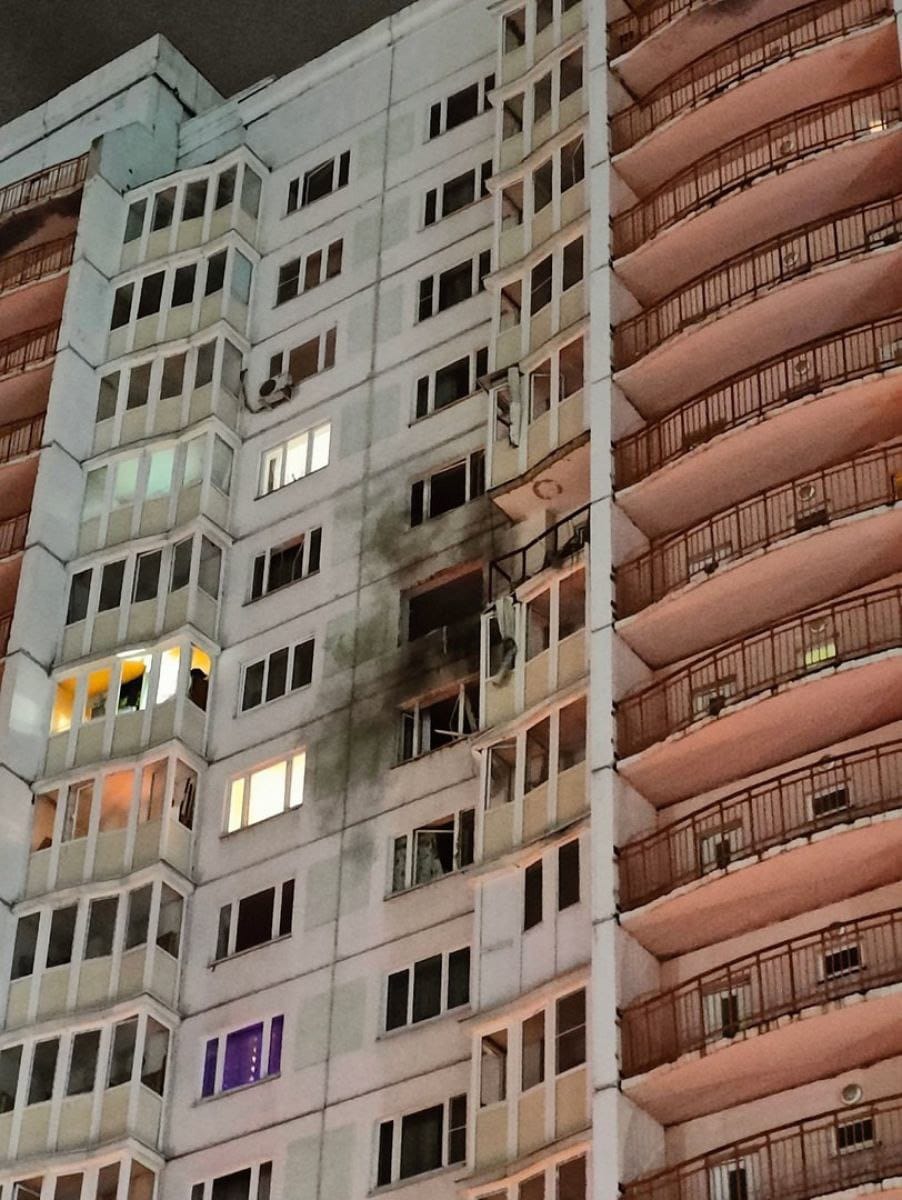 Минобороны РФ заявило о массовой атаке беспилотников на территорию России. Один из них врезался в жилой дом