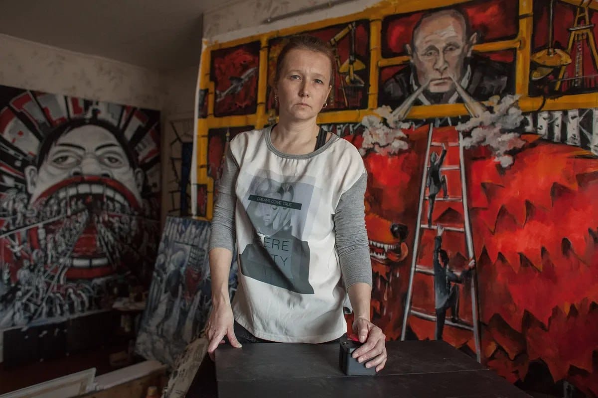 В Ленинградской области художницу и ее мужа арестовали за антивоенные листовки в магазине