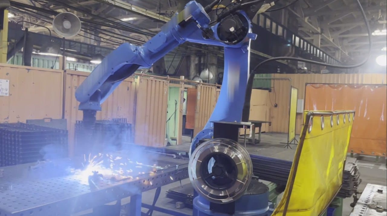 Ростех опубликовал видео с «жестким ответом Евросоюзу на санкции». Там показана работа на японских сварочных роботах с замазанным логотипом