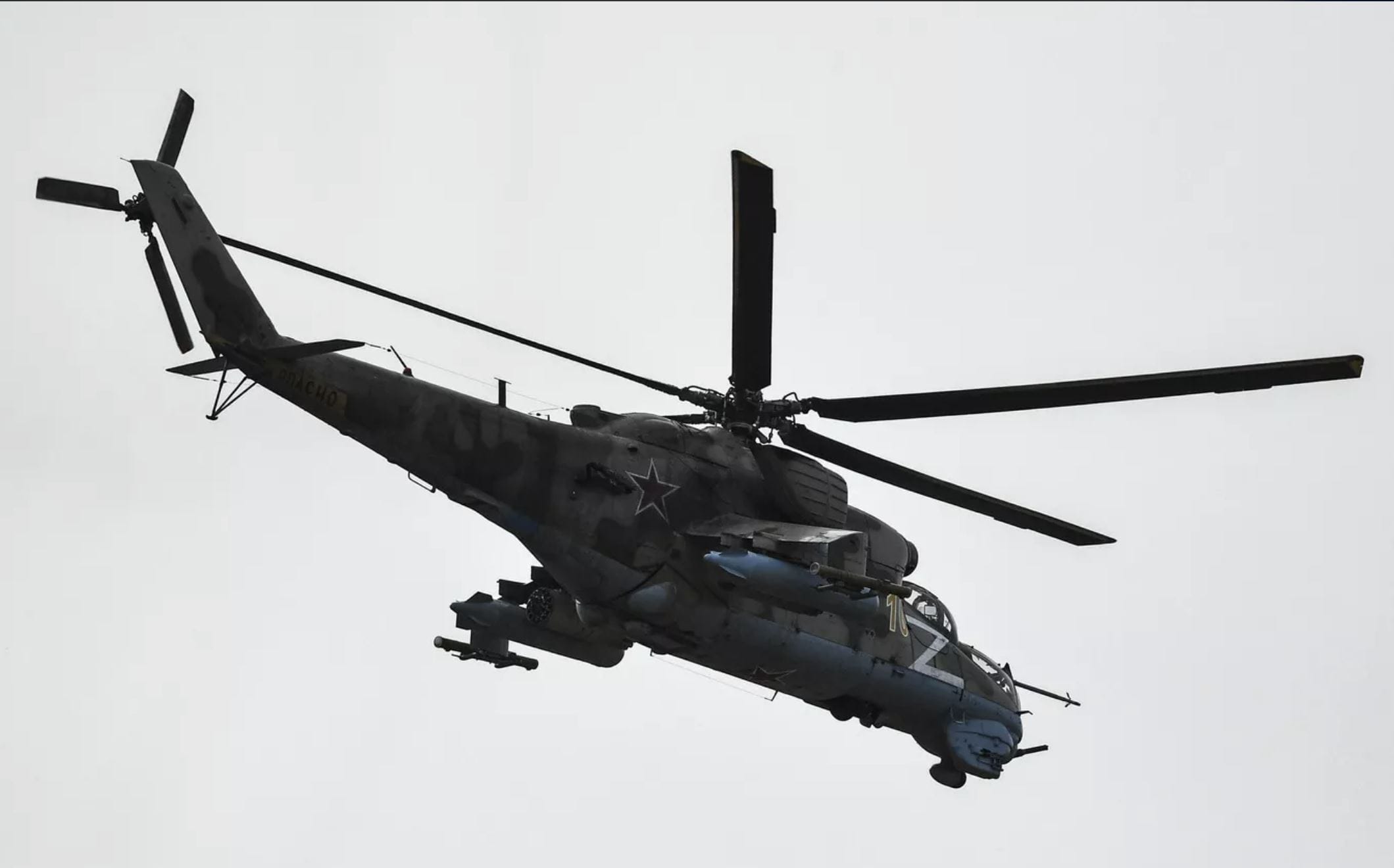 Российский вертолет Ми-24 потерпел крушение над Черным морем. Минобороны объясняет это неисправностью, Z-блогеры — дружественным огнем