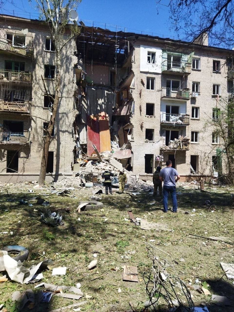 В оккупированном Луганске в результате обстрела обрушился подъезд пятиэтажки. Более 30 человек пострадали