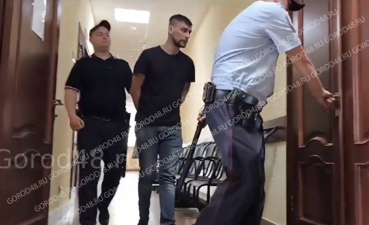 Вагнеровца под Липецком приговорили к 14 годам колонии за избиение до смерти падчерицы. Он снова попросился на войну