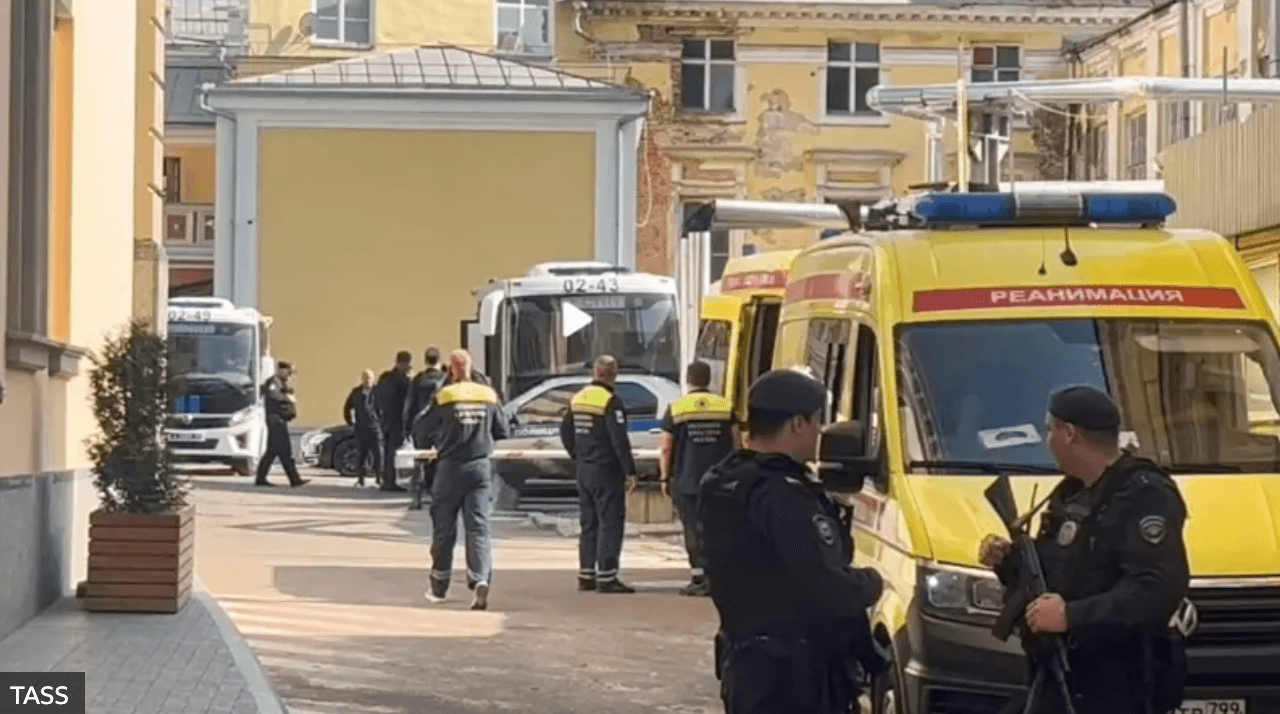 Умер второй раненый сотрудник охраны офиса Wildberries. Ни МВД, ни СК до сих пор не комментировали стрельбу и не озвучили официальную версию