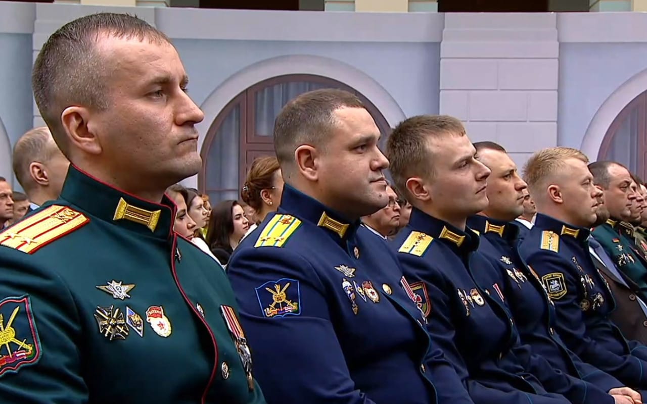 Участников войны в Украине из программы «Время героев» возьмут на работу в Администрацию президента — «Ведомости»