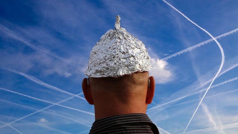 Тревога, вызванная экономическими и политическими потрясениями, делает людей восприимчивыми к конспирологическим теориям — исследование