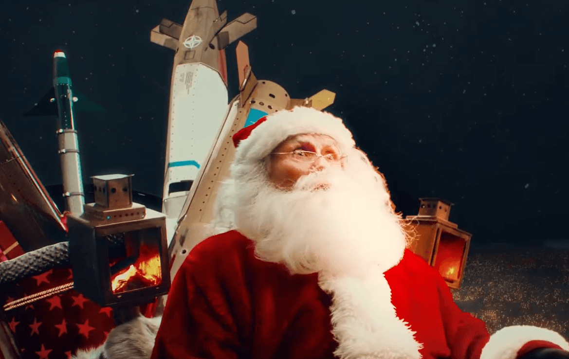 В России сняли «социальный ролик», где силы ПВО сбивают летящего на санях Санта-Клауса над Кремлем