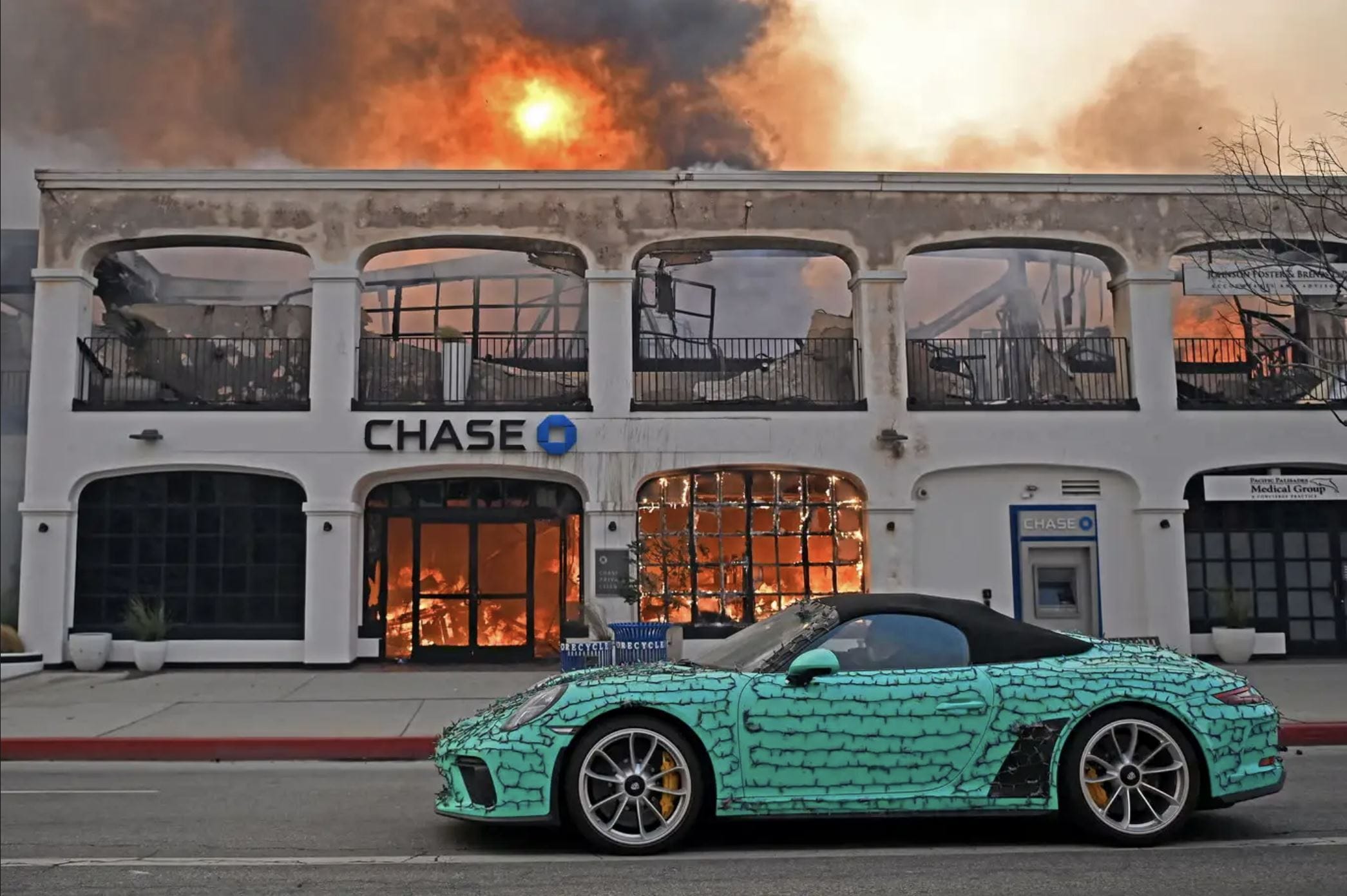 В Лос-Анджелесе арестовали подозреваемого в поджоге, который привел к пожару. Ущерб от стихии оценивают в $135–150 млрд