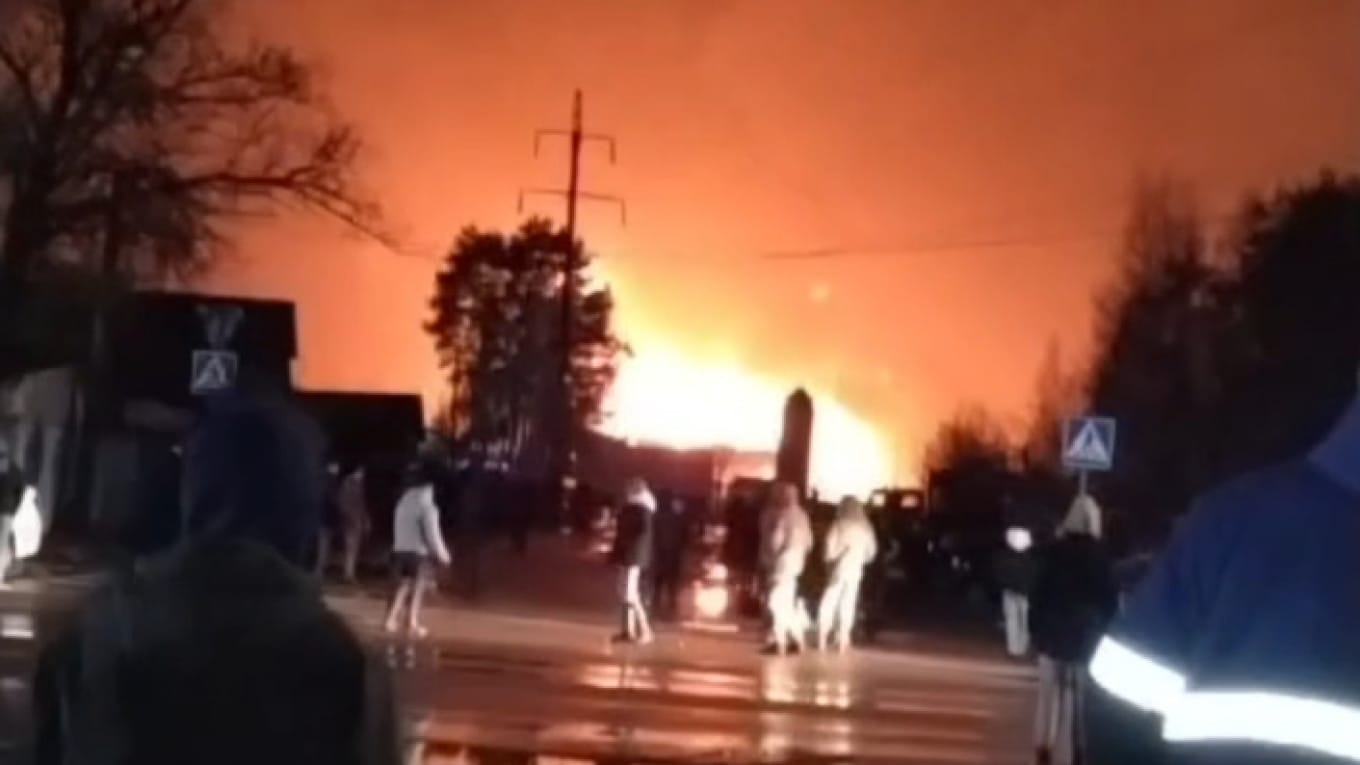 В Тульской и Калужской областях после атаки беспилотников загорелись нефтебазы 