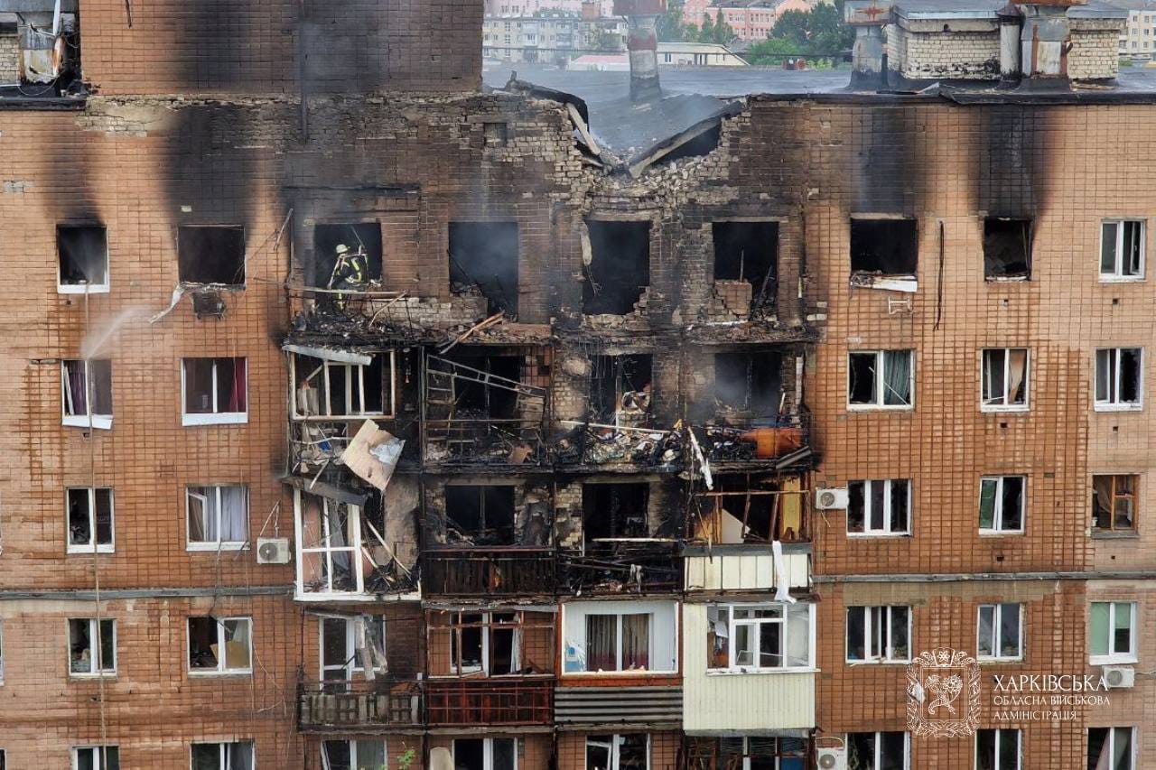 Россия нанесла массированный удар по Украине. В Харькове один из беспилотников врезался в жилую многоэтажку