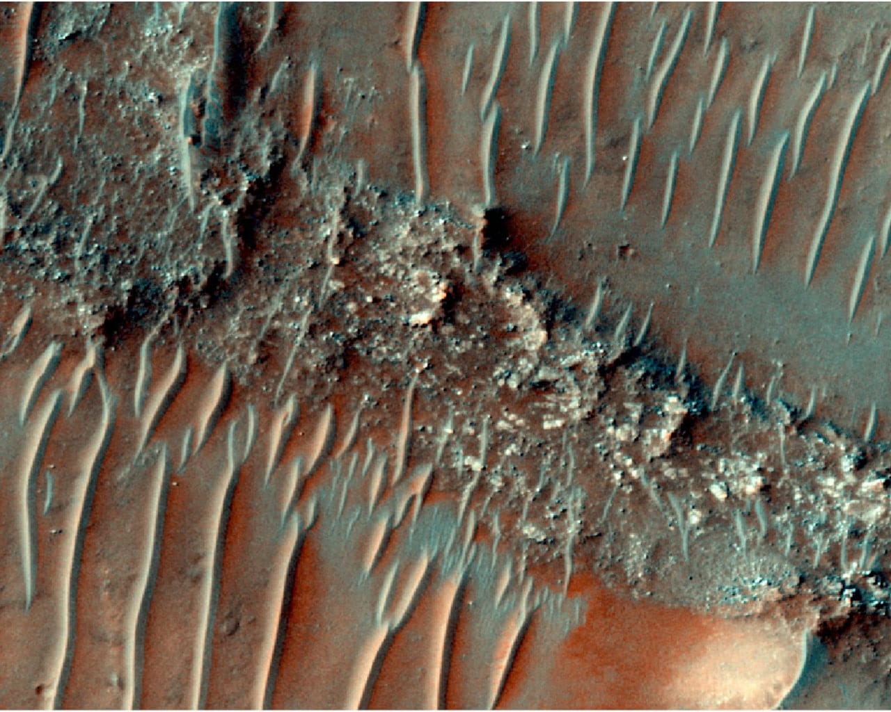 Ученые впервые нашли русла древних рек на Земле Ноя на юге Марса возрастом более 3 млрд лет 
