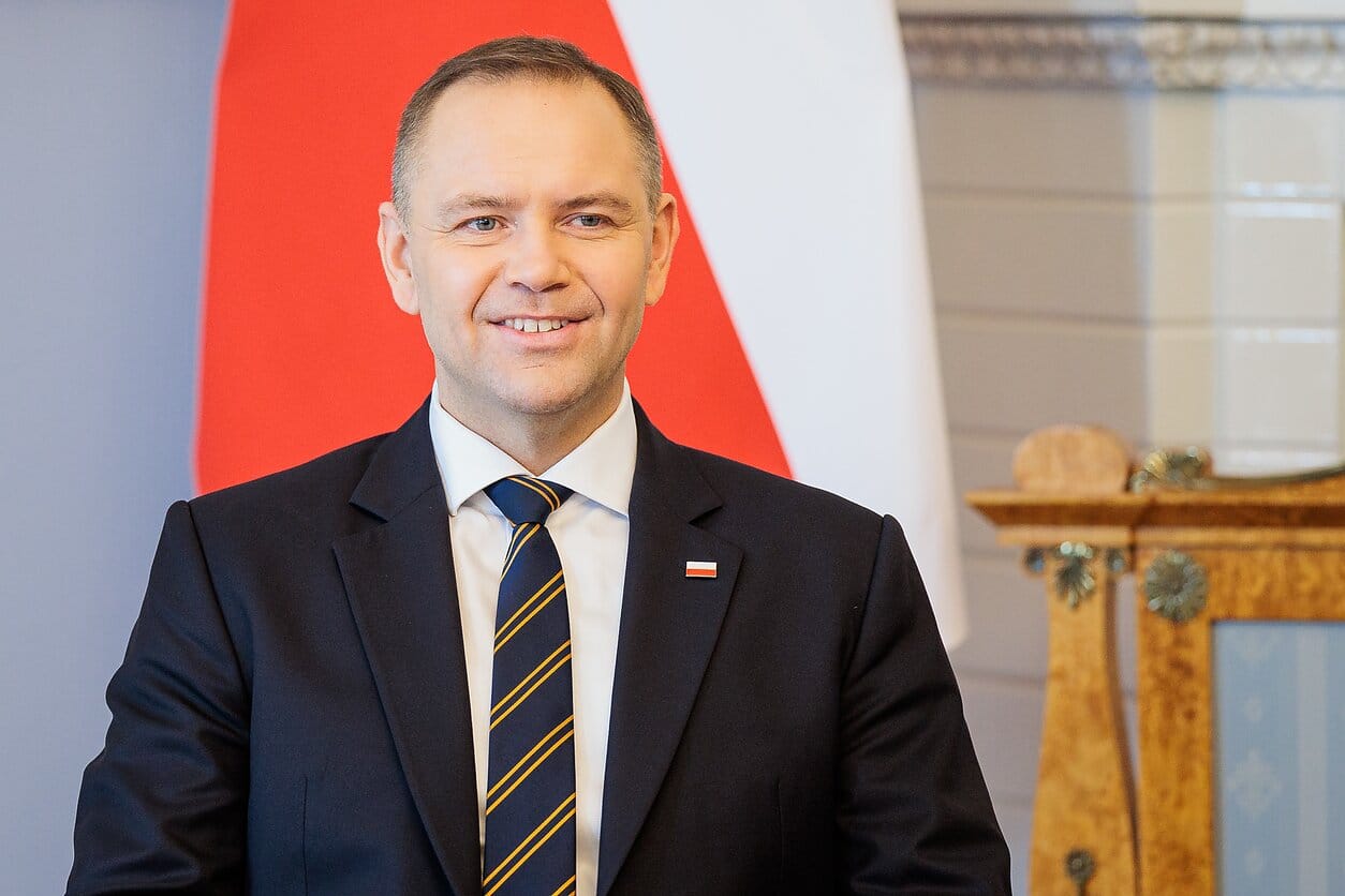 Президент Польши Навроцкий предложил выплачивать детские пособия только работающим украинским беженцам и приравнять символы УПА к нацистским