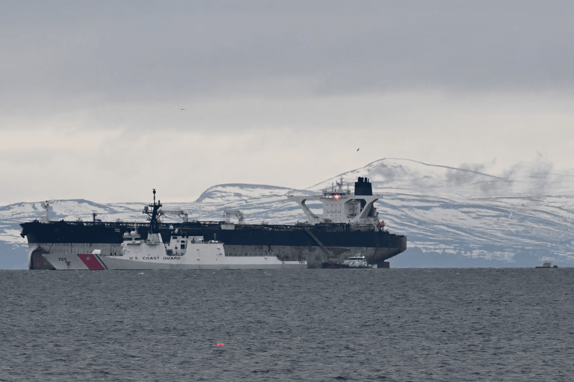 Вашингтон рассматривает возможность захвата танкеров, связанных с Тегераном, чтобы усилить давление на режим в стране — WSJ