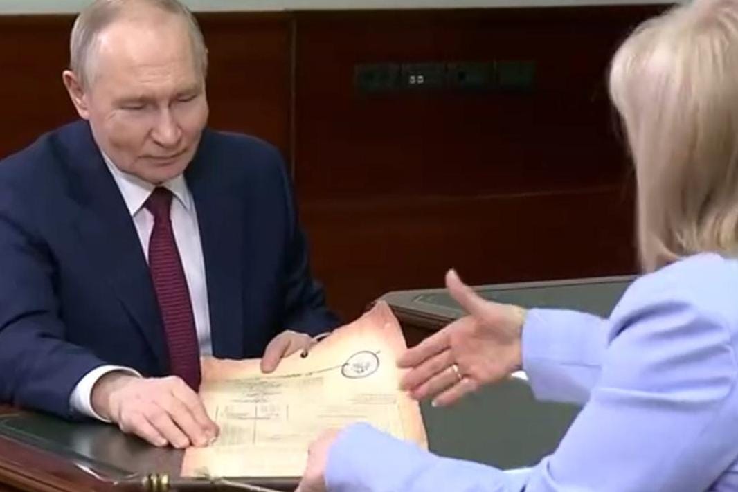 Памфилова рассказала Путину о выборах под ударами беспилотников и подарила ему свиток  в честь его победы в 2024 году