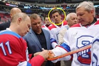 Дмитрий Ковалёв (в центре)