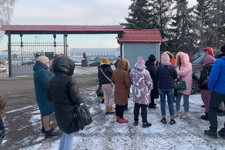 Родственники заключенных новосибирской ИК-14 потребовали остановить вербовку на войну. Им запретили звонки и свидания с близкими