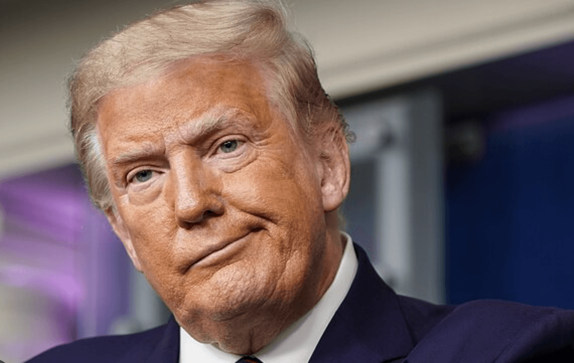 Трамп прибыл в Нью-Йорк, где ему предъявят уголовные обвинения по 33 пунктам. Адвокаты хотят запретить СМИ трансляцию процесса