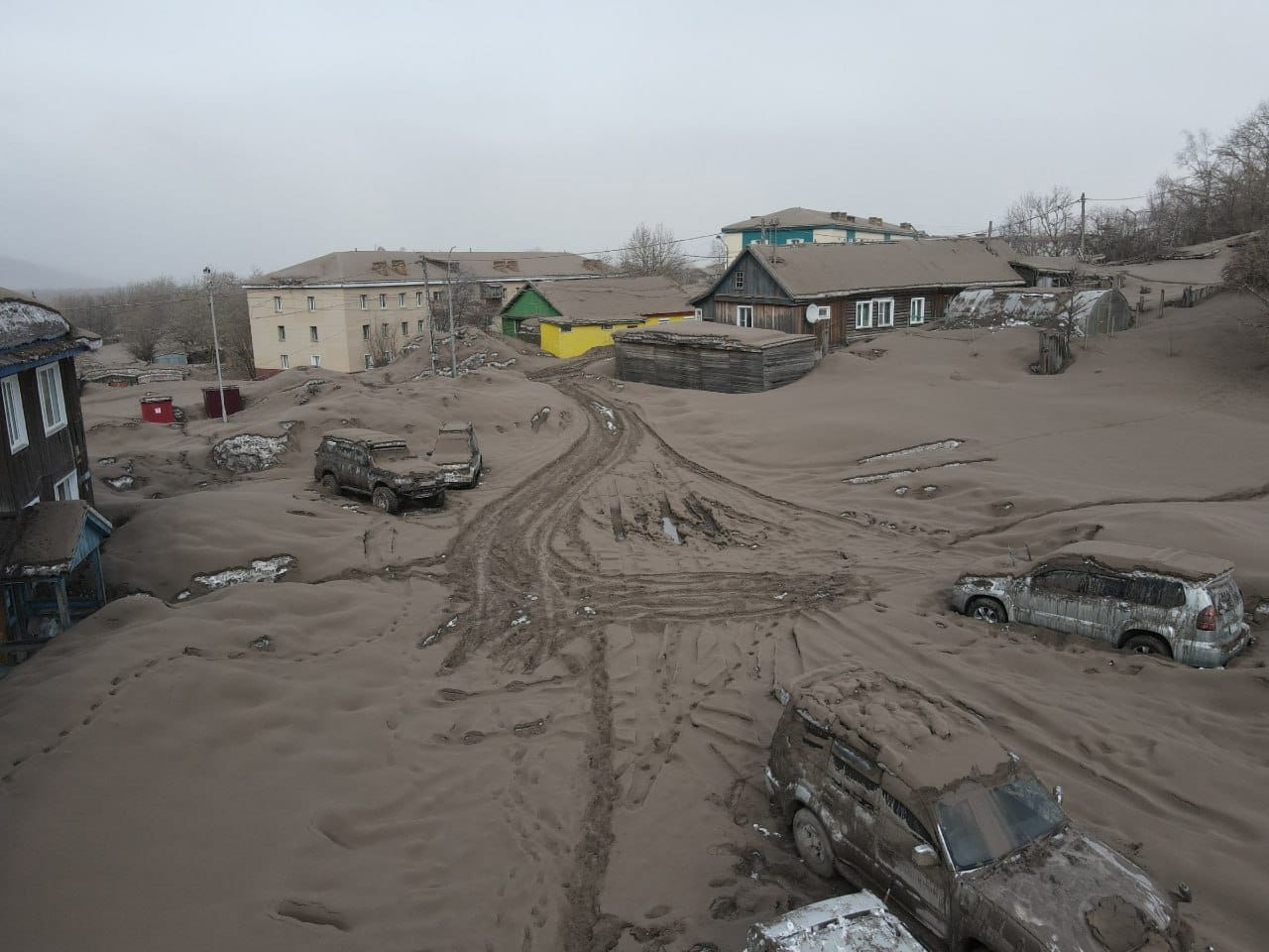 На Камчатке произошло извержение вулкана Шивелуч. Близлежащие поселки засыпало пеплом — видео