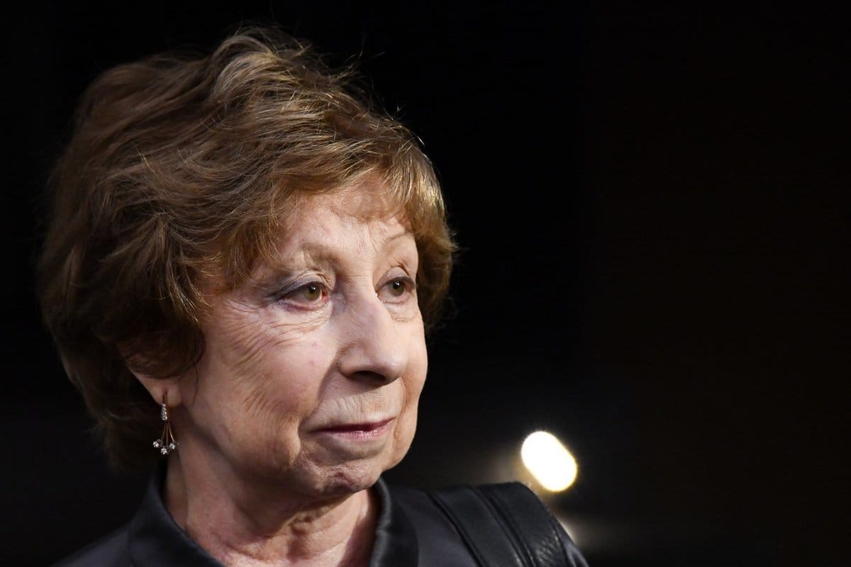 МВД проверяет Ахеджакову по статье о дискредитации ВС РФ. Народная артистка России вышла на сцену в Бремене с украинским флагом