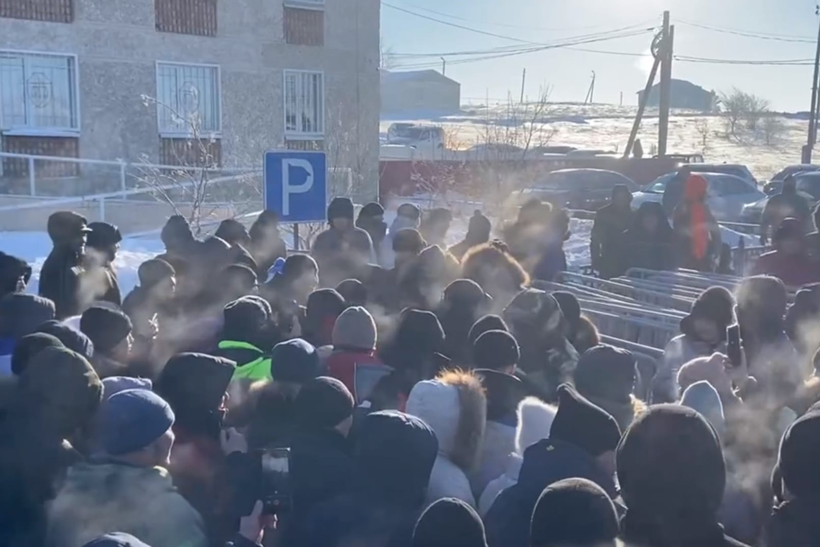 В Башкирии до 5 тысяч человек собрались у здания суда для поддержки обвиняемого в разжигании ненависти местного активиста