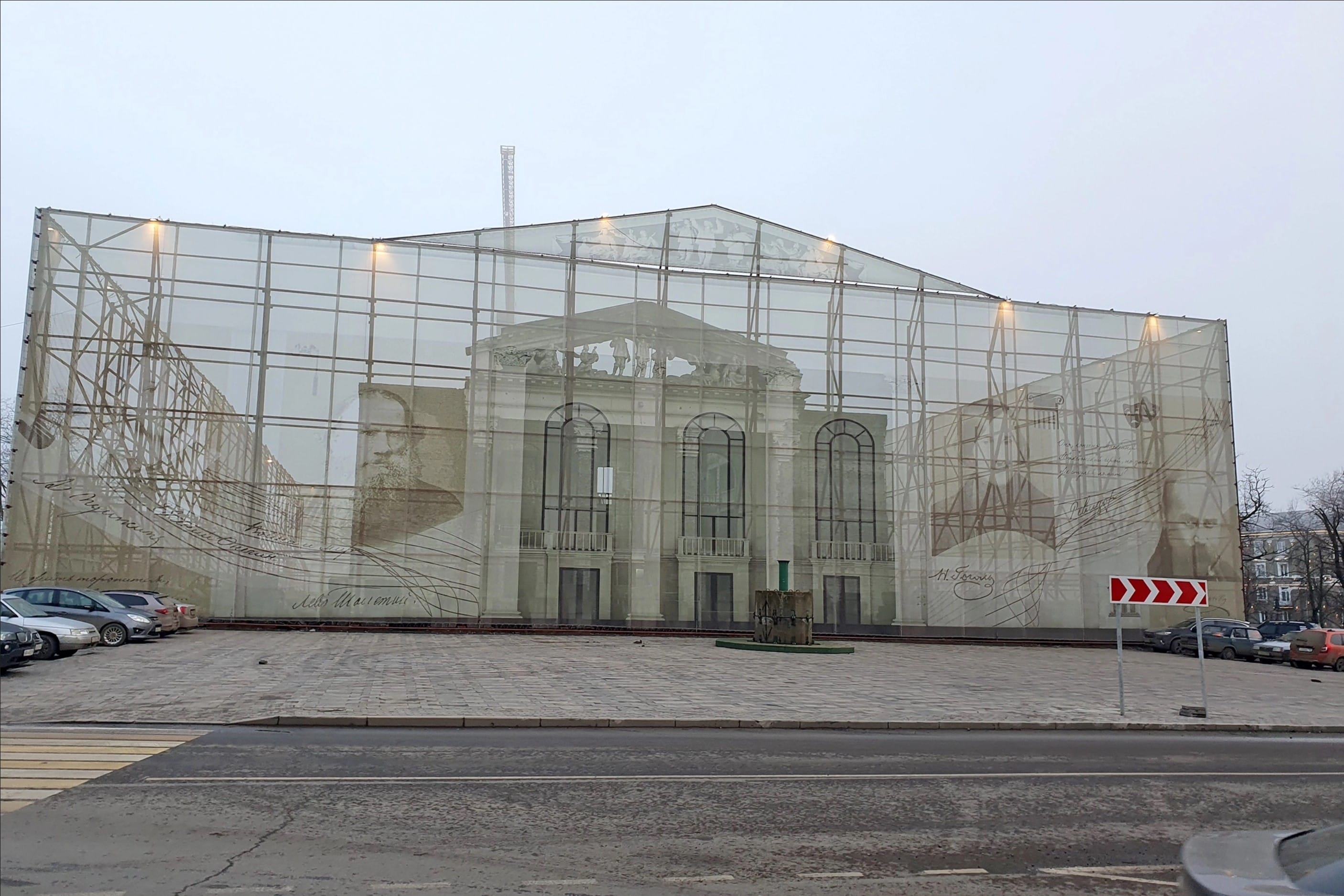 Программа «Время» рассказала, как немецкий журналист похвалил восстановление Мариуполя. Большую часть его рассказа предпочли не заметить