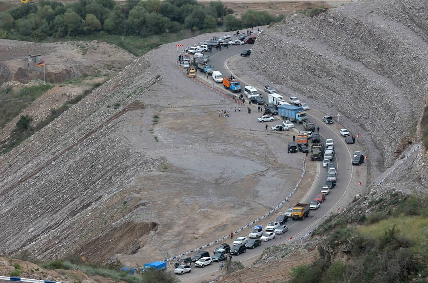 Россия начала вывод миротворцев из Нагорного Карабаха