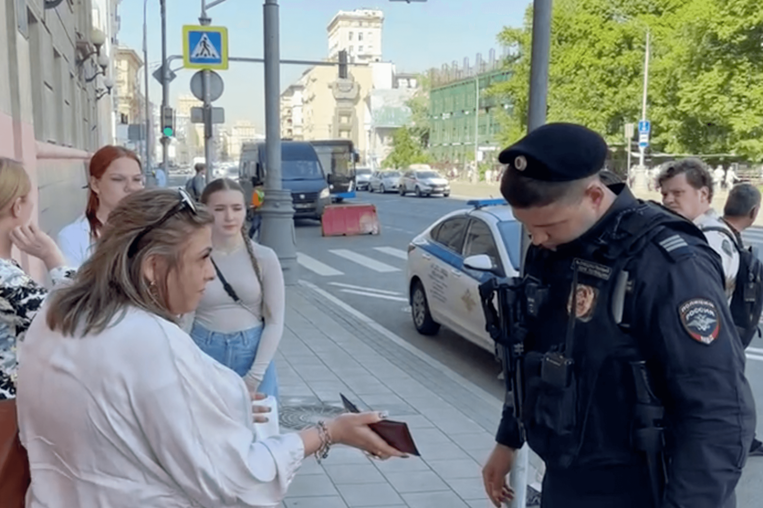 В Москве продолжают похищать людей призывного возраста, запирая в военкоматах. Их пытаются вызволить близкие, требуя встречи с комиссаром