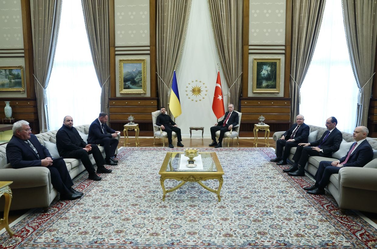 Фейк МИД РФ: в составе украинской делегации в Стамбуле нет опытных переговорщиков