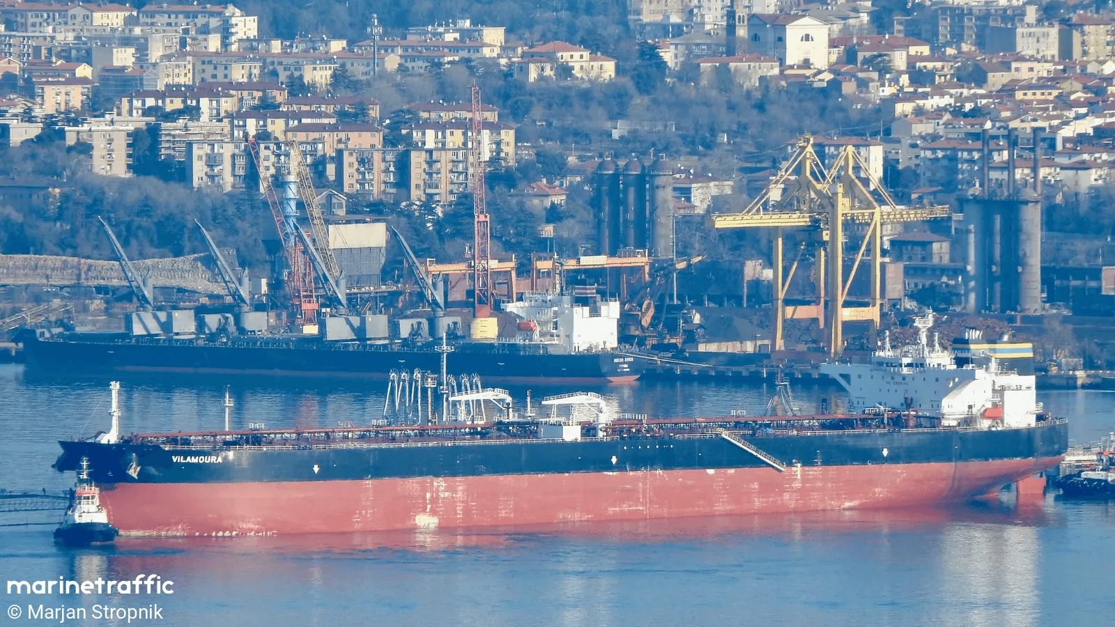 На танкере, заходившем в российский порт, произошел взрыв. Его буксируют в Грецию