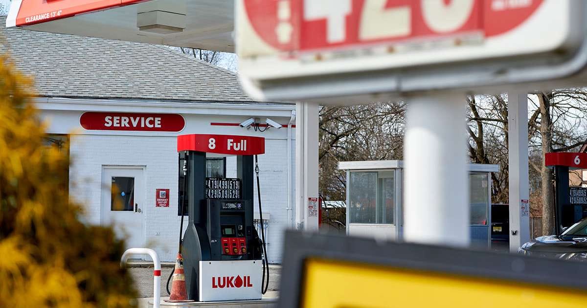 США продлили разрешение на операции с зарубежными заправками «Лукойл»